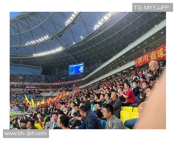 球迷偶遇足球巨星街头合影瞬间引发热议回忆起经典比赛时刻