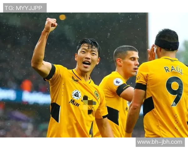 《全球足球巨星闪耀全场 英文歌曲传递球场热情与梦想》